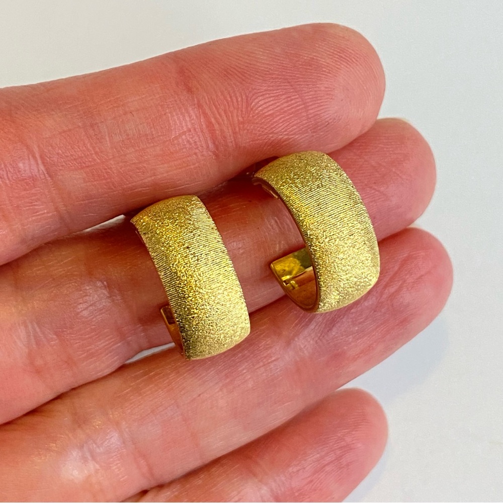 Vintage Monet Gold Tone Hoop Earrings Textured Clip On Classic Style .6” 80s